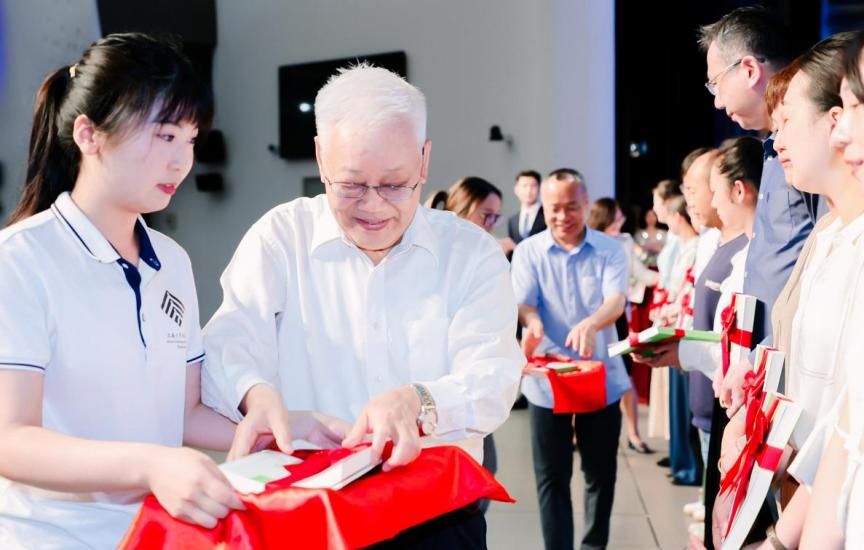 0E6B53A2434A3B2DEDDDA9153F0_4BB36E35_F9B1