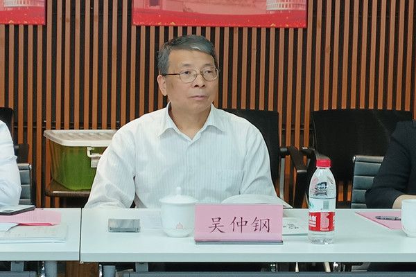 04 吴仲钢教员_副本.jpg