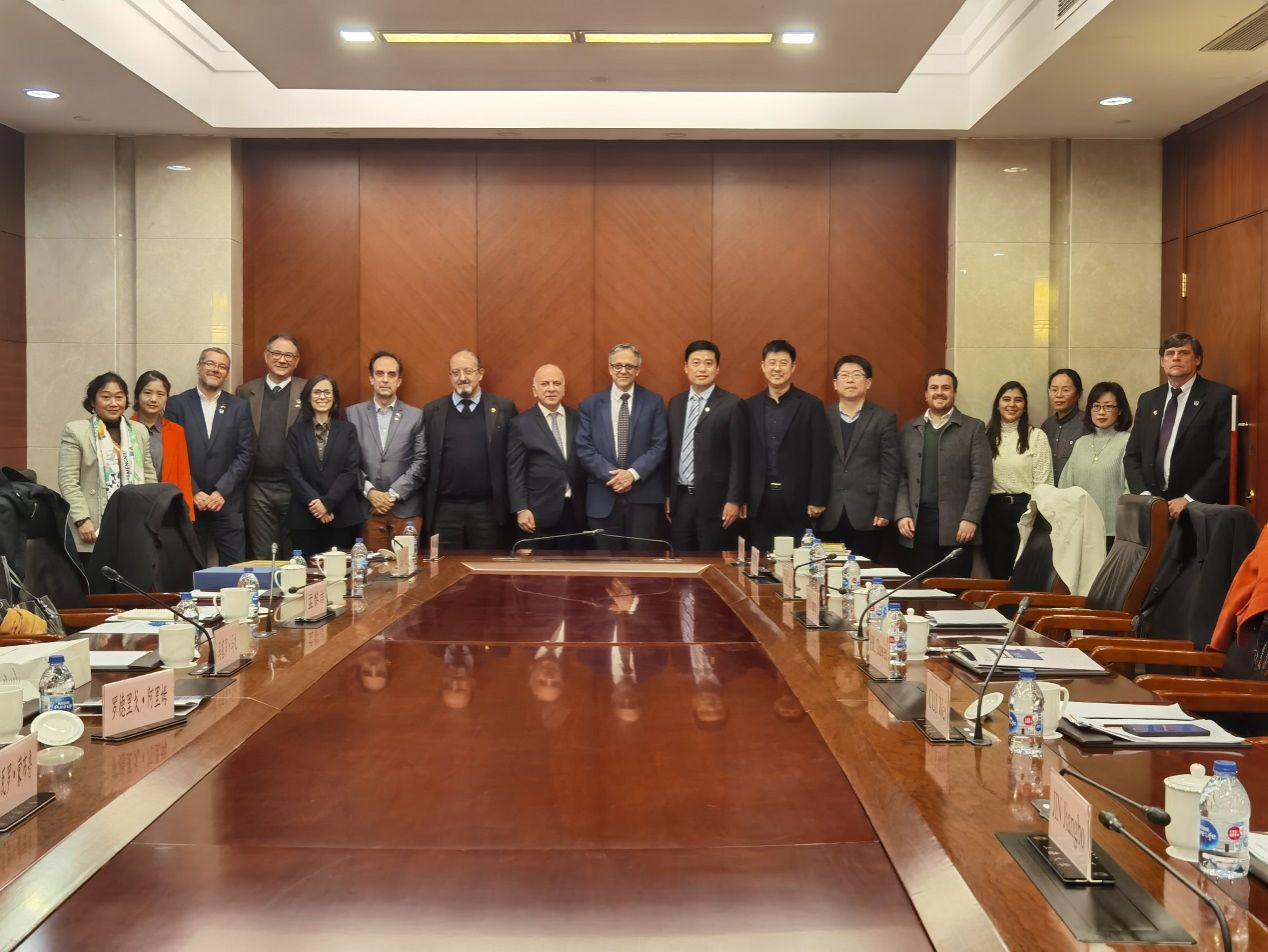 02E4C7D0A48E9F2C3295D019C87_61766059_28015