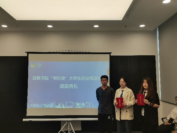 4FDFA3760933A9D706958B00952_75321F9C_7776